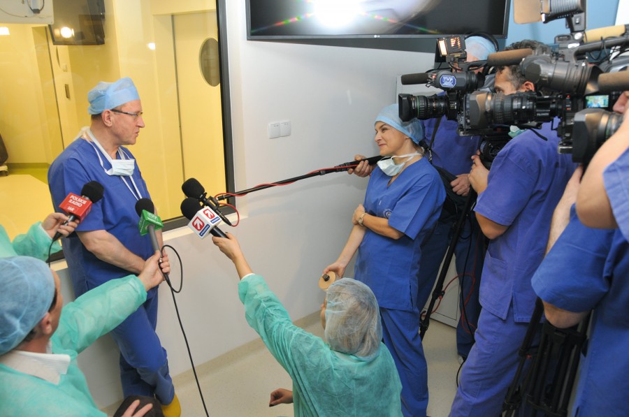 Przed salą operacyjną Światowego Centrum Słuchu na prof. Henryka Skarżyńskiego czekało wielu dziennikarzy, m.in. Małgorzata Wiśniewska z telewizyjnej „Panoramy”.