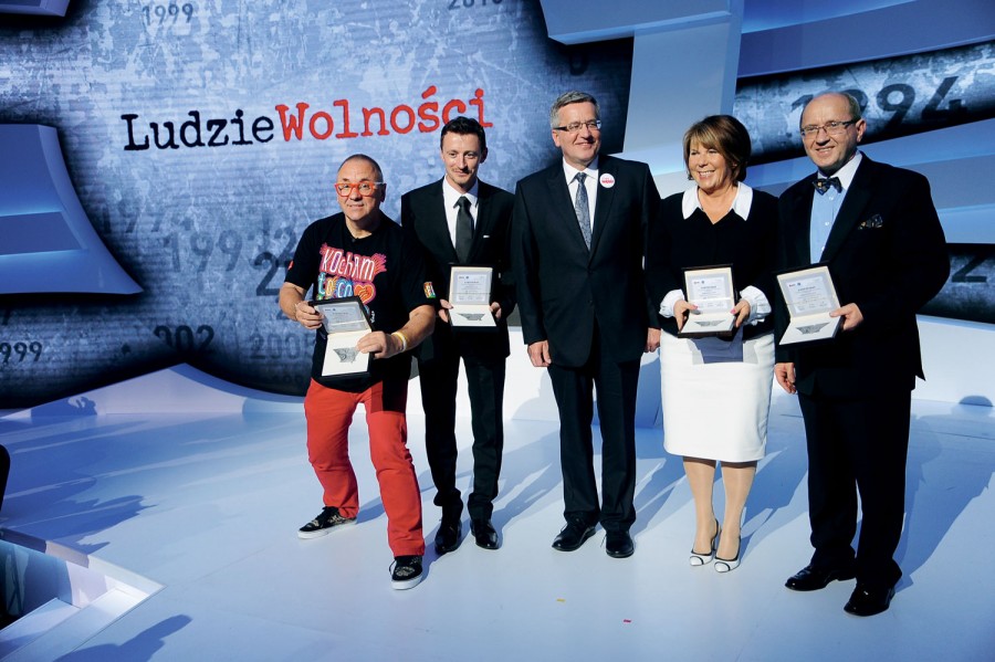 Prezydent Bronisław Komorowski oraz laureaci plebiscytu Ludzie Wolności (od prawej): prof. Henryk Skarżyński, Solange Olszewska, Adam Małysz i Jerzy Owsiak. / Fot. TVN