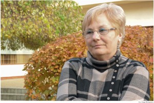 Maria Obdułowicz: po trzech miesiącach terapii poczułam, jakby ktoś mi odetkał prawe ucho. Szum przemieścił się na lewą stronę. Jest cichszy, bardziej stonowany, mniej piskliwy. Już mnie tak nie rozprasza, nie absorbuje uwagi. Łatwiej zasypiam. Czuję się wewnętrznie wyciszona. Fot. Kinga Wołujewicz